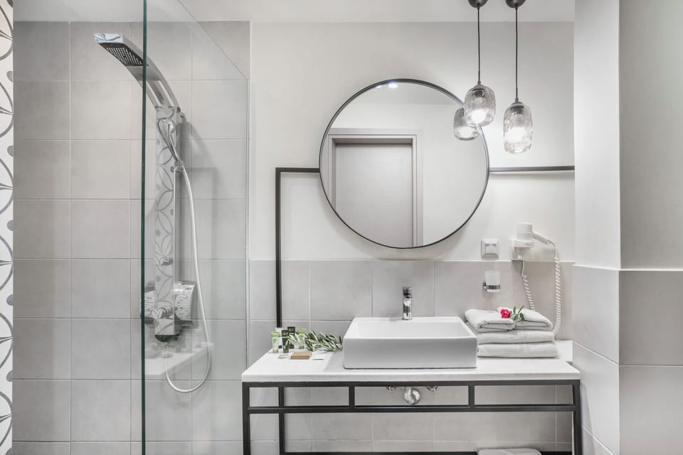 Junior Studio Suite, Garden View | Bathroom | Slippers