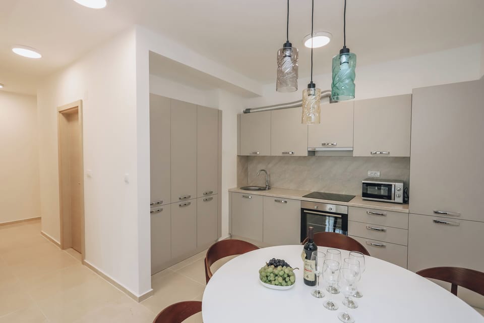 Comfort Apartment, Mountain View | Private kitchen | Fridge, microwave, oven, stovetop