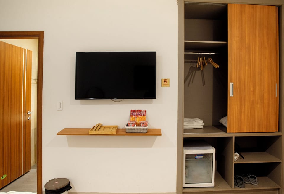 Standard Triple Room | Minibar, desk, soundproofing, iron/ironing board