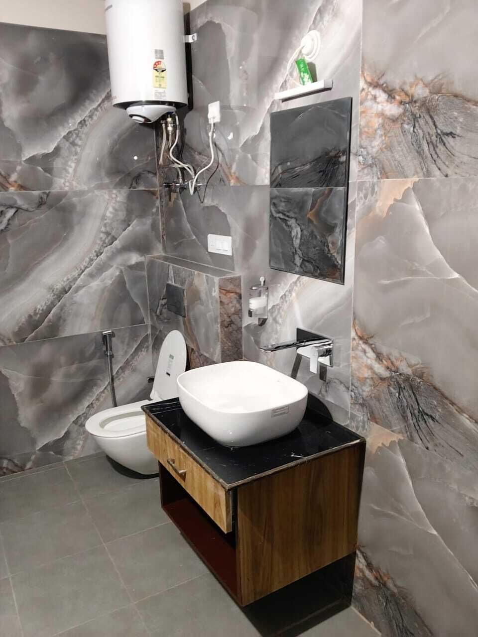 Family Suite | Bathroom | Shower, free toiletries, towels, soap