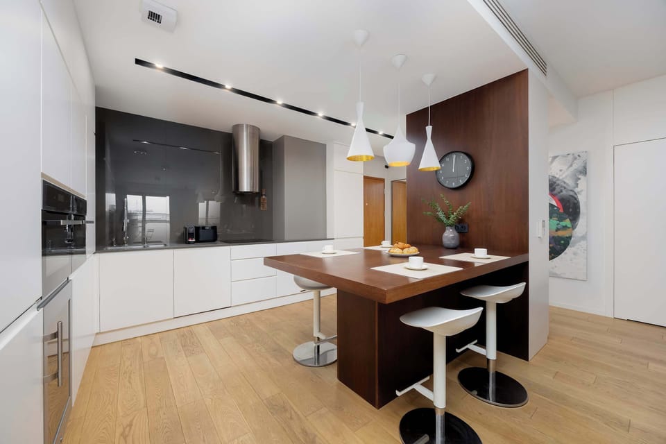 The open kitchen with its generous countertop encourages shared cooking, offering a comfortable space that makes meal preparation an enjoyable part of the stay.