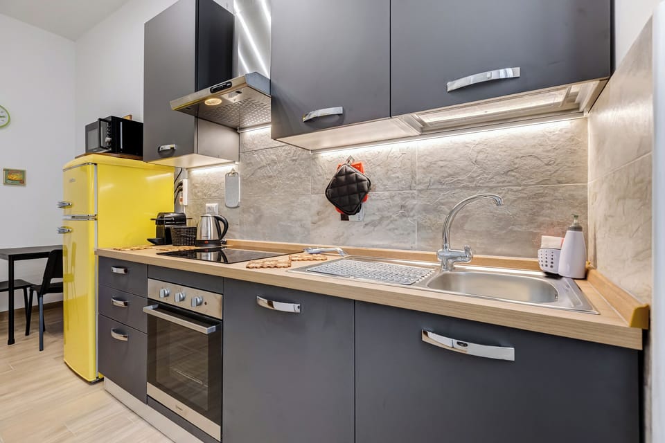 Apartment, 1 Queen Bed with Sofa bed, Kitchen, Courtyard View | Private kitchen | Full-size fridge, microwave, oven, stovetop
