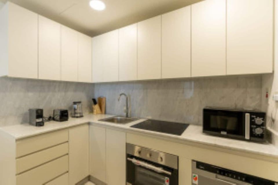 Luxury Apartment, Balcony, Sea View | Shared kitchen | Coffee/tea maker, electric kettle