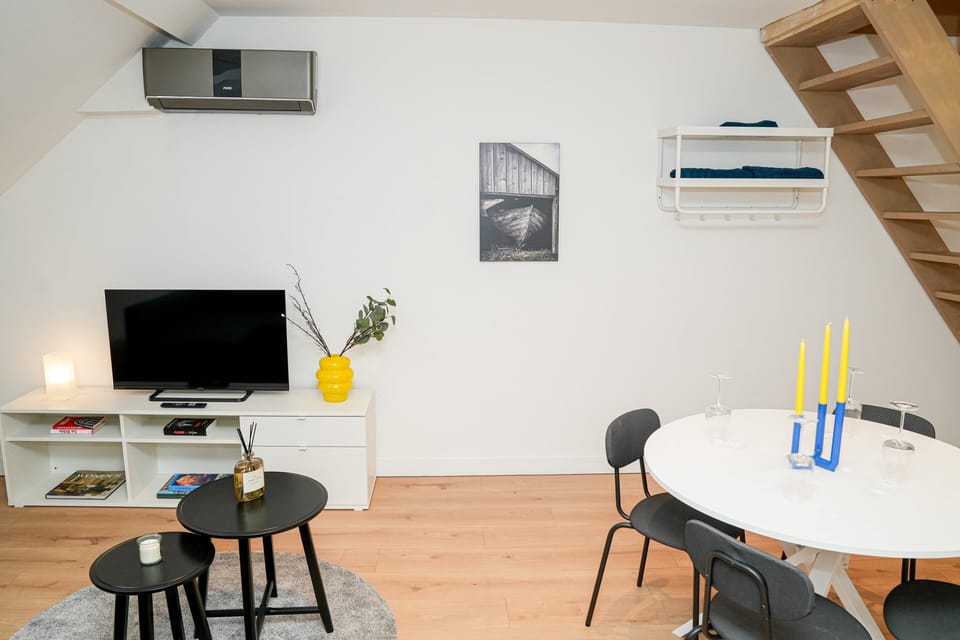 Basic Apartment | Living room