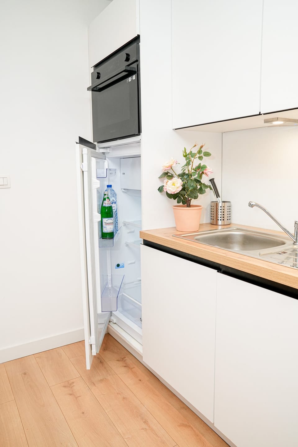 Basic Apartment | Private kitchen | Mini-fridge, oven, stovetop, cookware/dishes/utensils