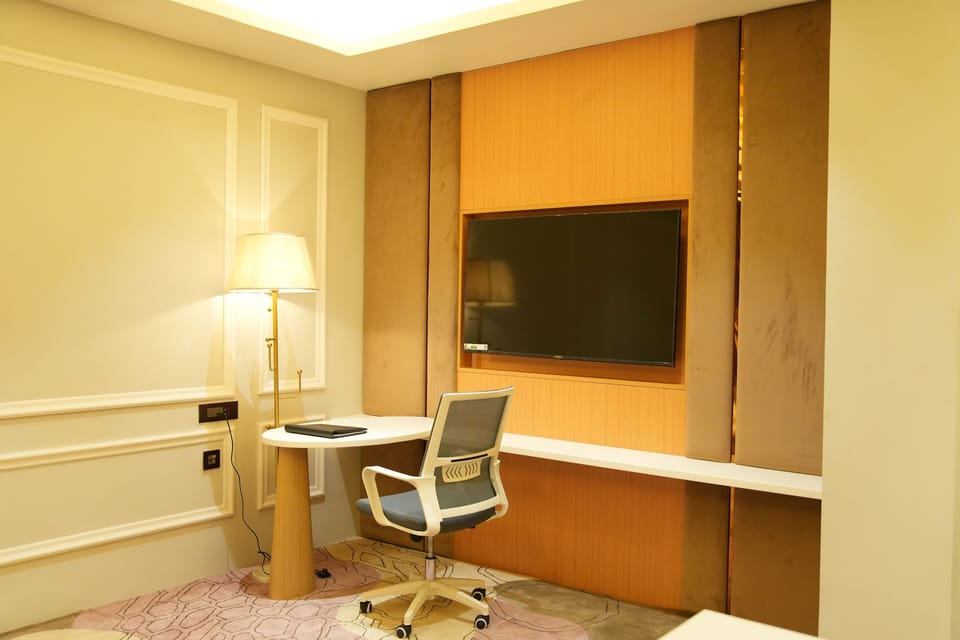 Executive Double Room | Desk, laptop workspace, soundproofing, free WiFi