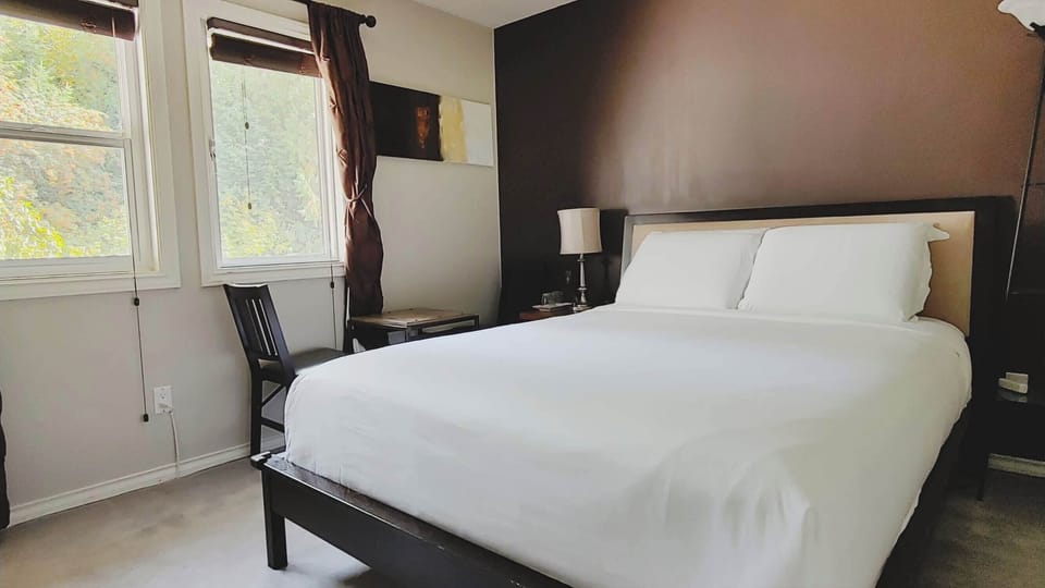 Deluxe Room, 1 Queen Bed, Garden View | Premium bedding, pillowtop beds, iron/ironing board (on request)