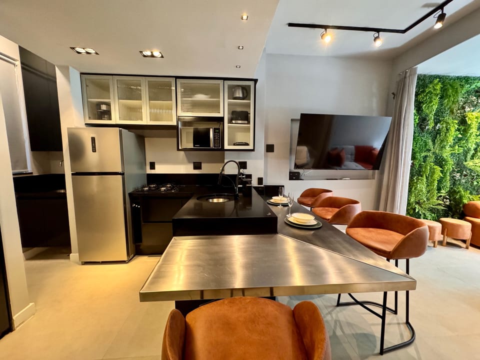 Deluxe Apartment, Beach View | Dining room