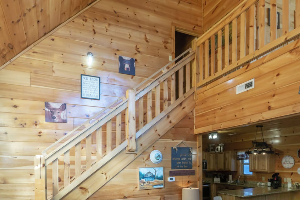 1 Mi to Parkway! Hot Tub Hideaway in Pigeon Forge Cottage in Pigeon Forge