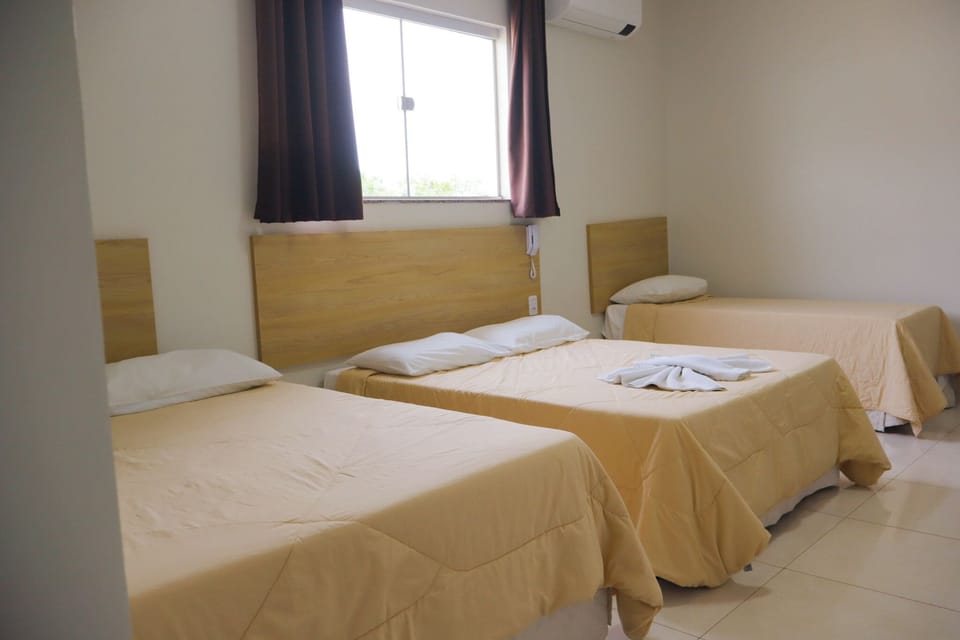 Family Room | Desk, laptop workspace, free WiFi