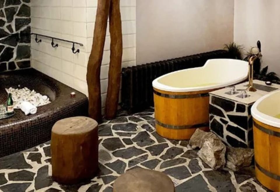 Couples treatment rooms, sauna, hot tub, steam room, Turkish bath