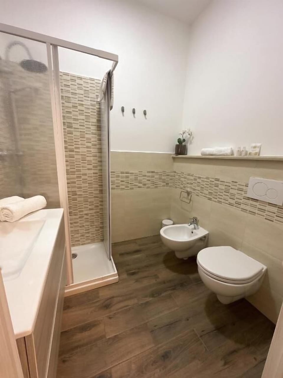 Deluxe Double Room, Courtyard View | Bathroom | Shower, rainfall showerhead, free toiletries, hair dryer