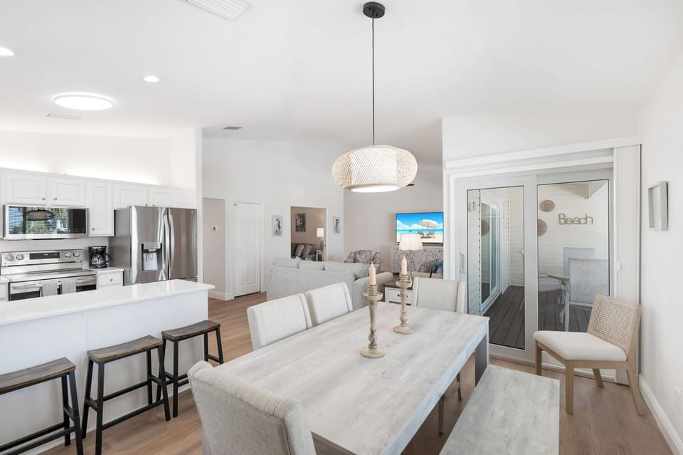 Dining area with seating for 6