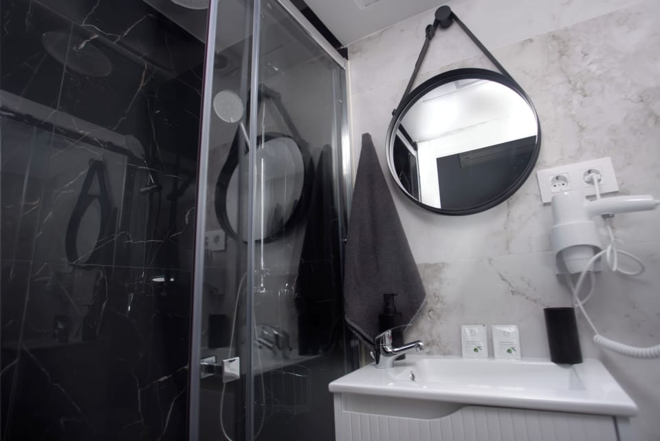 Basic Triple Room | Bathroom