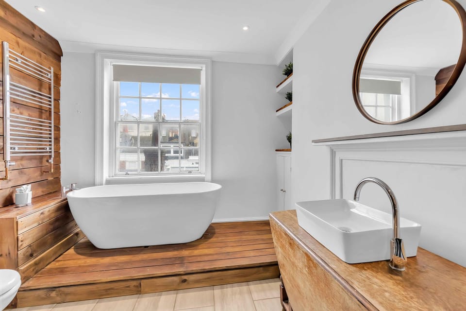 Bathroom with Bath, shower, basin and toilet 