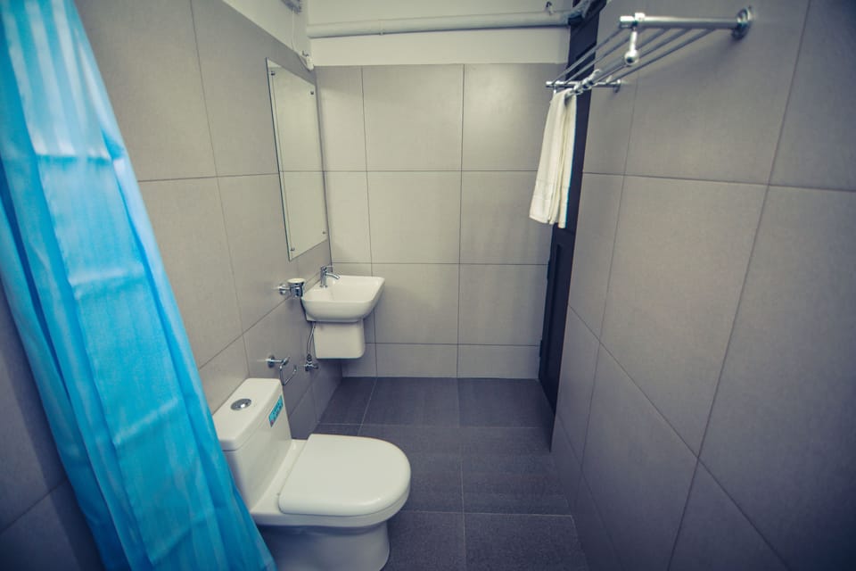 Shower, rainfall showerhead, free toiletries, towels
