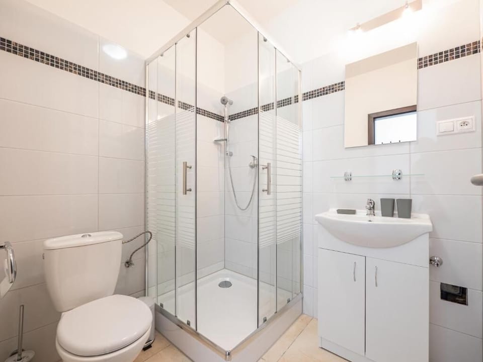 Twin Room, Garden View | Bathroom | Free toiletries, hair dryer, towels, toilet paper