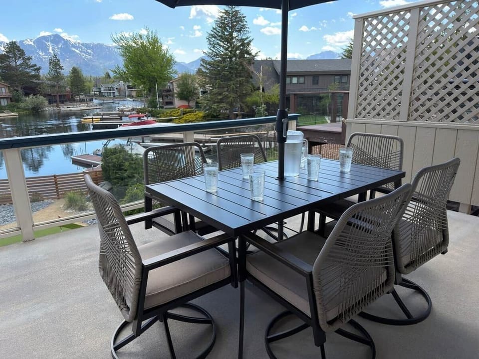 uppe deck dining