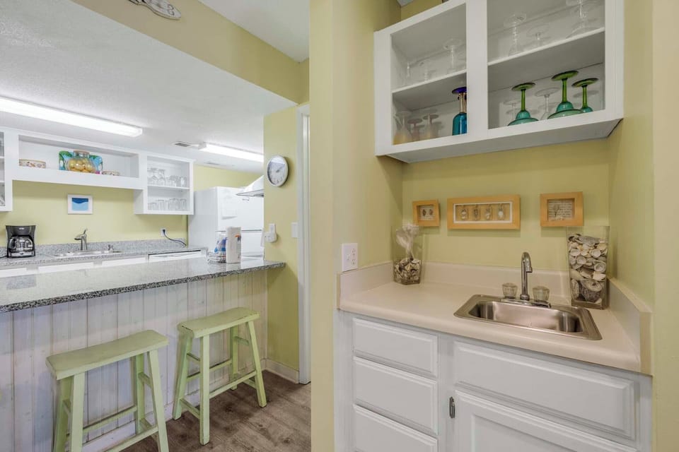 Wet bar and kitchen bar seating