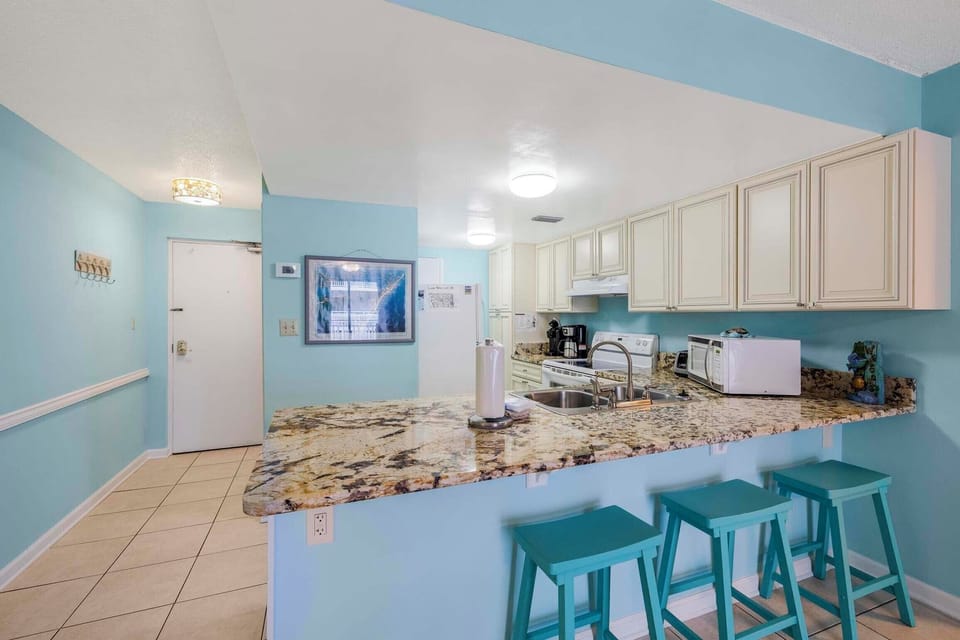 Eat-in kitchen bar seating