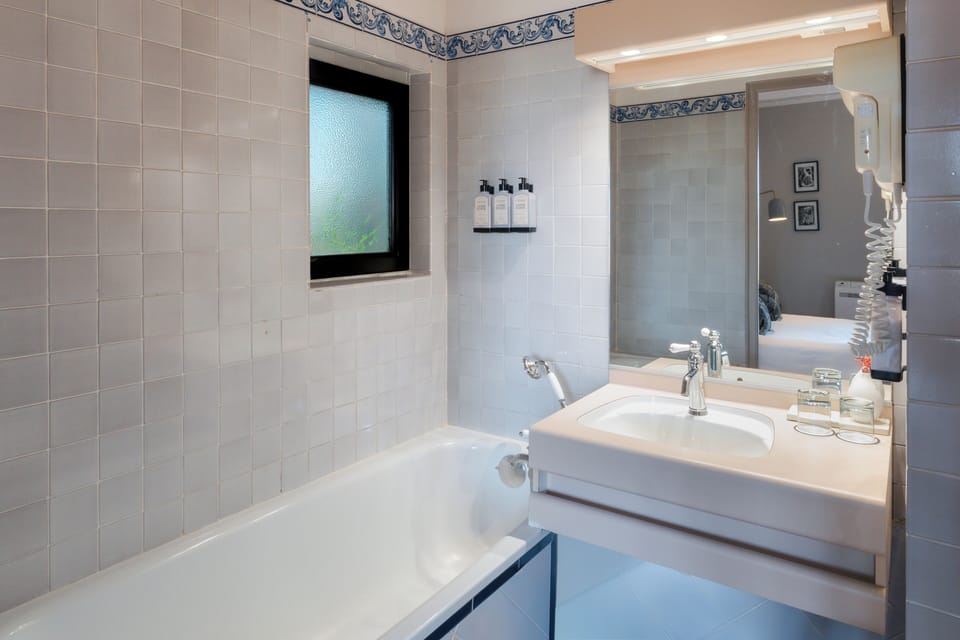 Classic Room | Bathroom | Hair dryer, towels, soap, shampoo