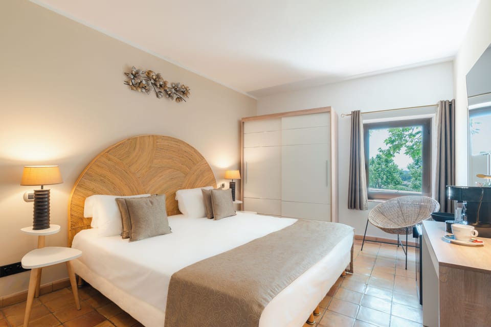 Superior Room, Garden View | In-room safe, desk, iron/ironing board (on request), WiFi (free)