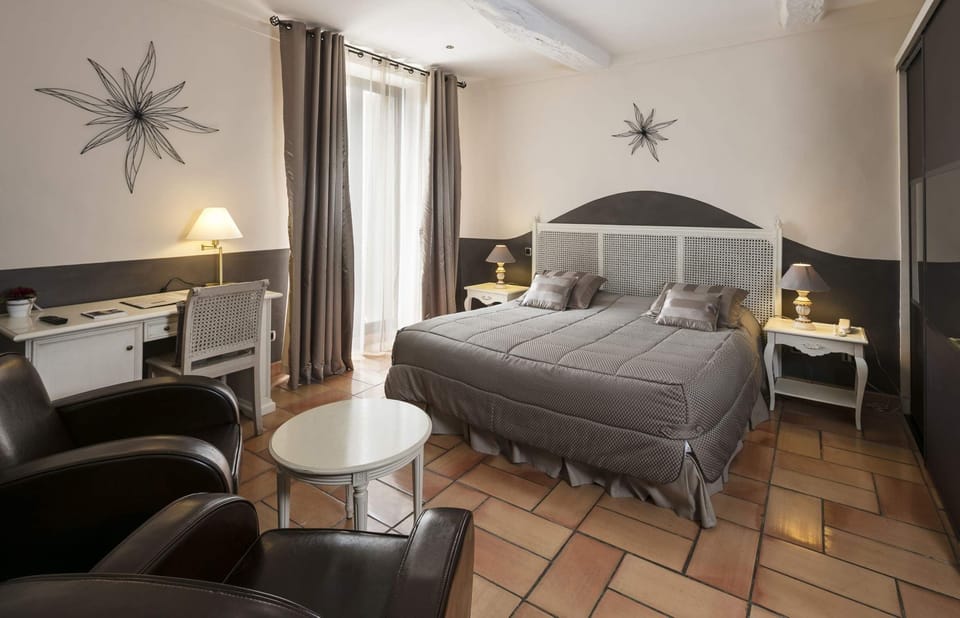 Classic Room | In-room safe, desk, iron/ironing board, free WiFi
