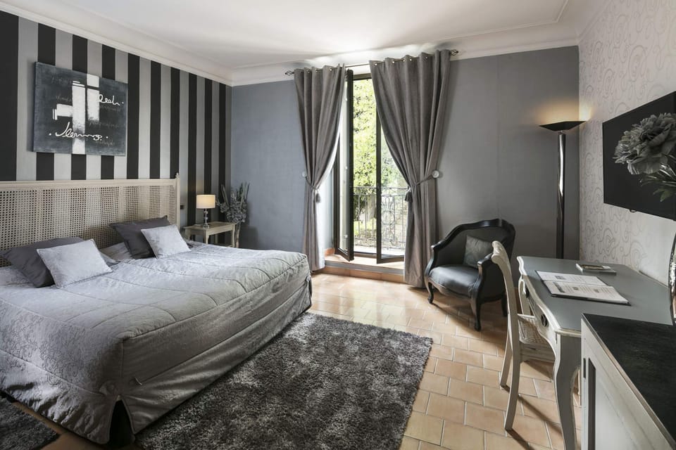 In-room safe, desk, iron/ironing board, free WiFi
