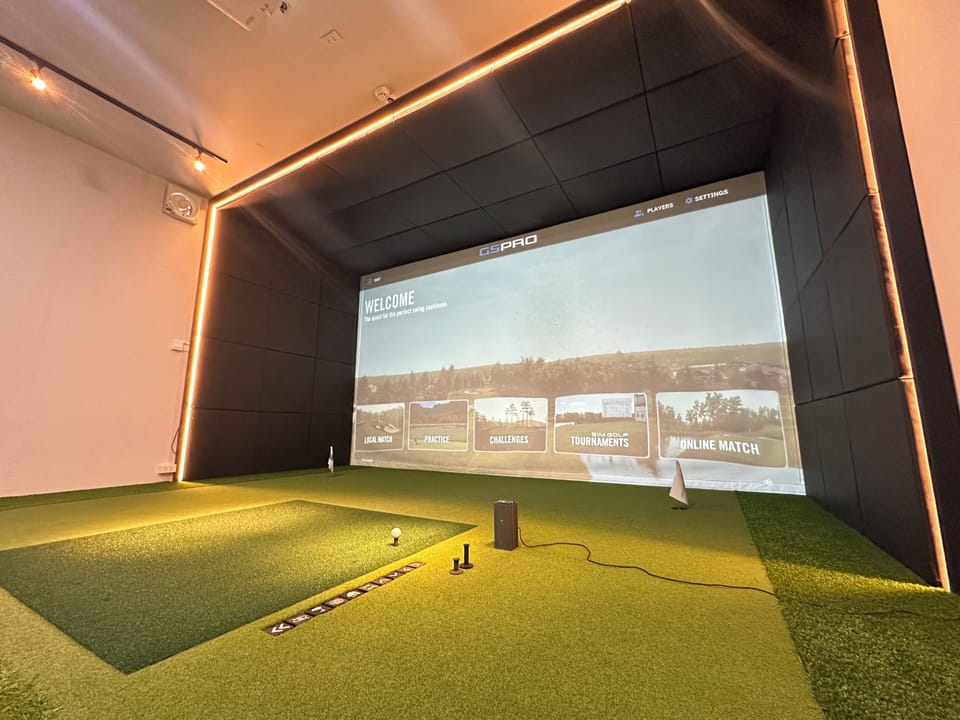 Indoor golf driving range