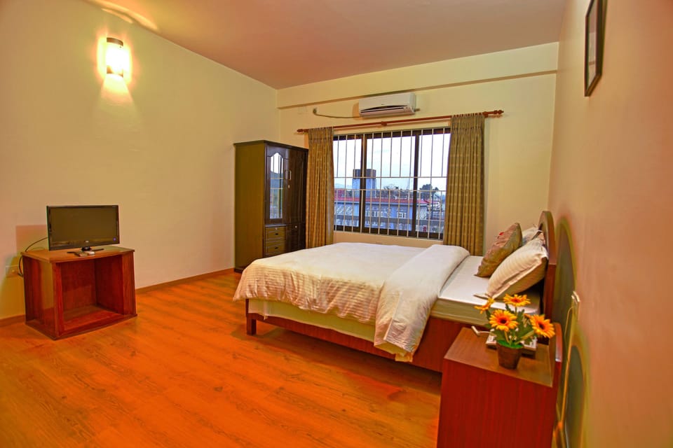 Deluxe Suite, Mountain View | Premium bedding, in-room safe, desk, soundproofing
