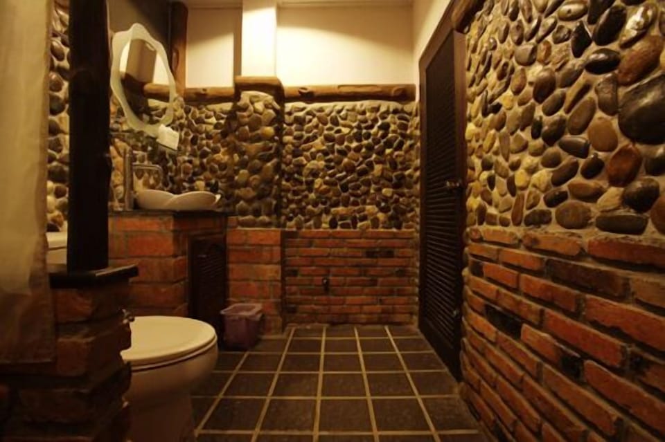 Shower, free toiletries