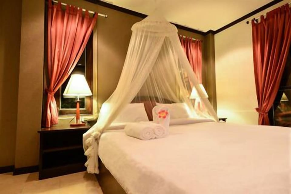 Minibar, desk, WiFi (free)