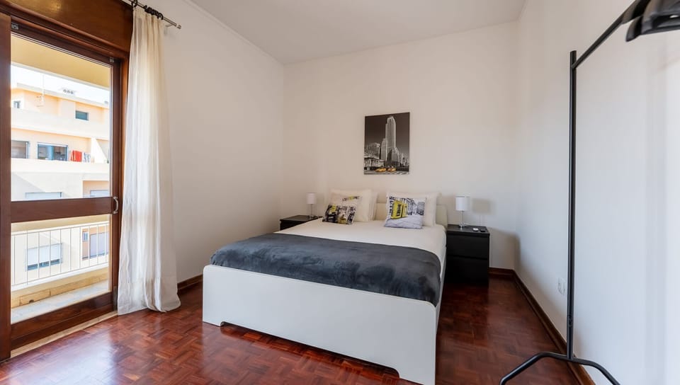 Bright double bedroom with balcony access, AC, blackout shutters, and stylish decor for a peaceful night’s sleep.
#DoubleRoom #FaroStay #BalconyAccess #ComfortAndStyle #PortugalRental