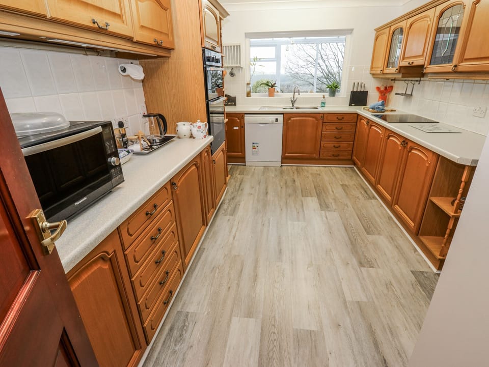 Dishwasher, cookware/dishes/utensils
