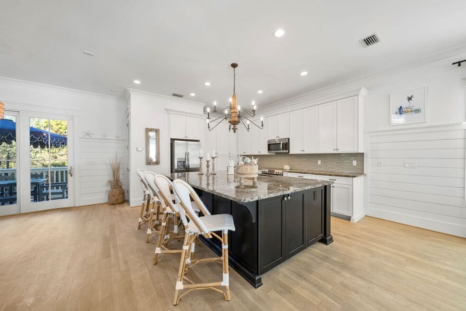 Grand Kitchen with high end appliances and full stocked cabinets
