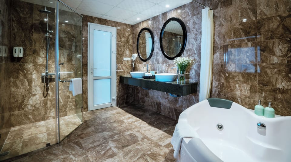 Suite, Balcony | Bathroom | Shower, designer toiletries, hair dryer, bathrobes