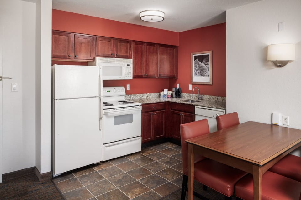 Coffee/tea maker, fridge, microwave, stovetop