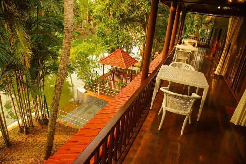 Backwater Retreat Resort - Kumarakom Hotel in Kottayam