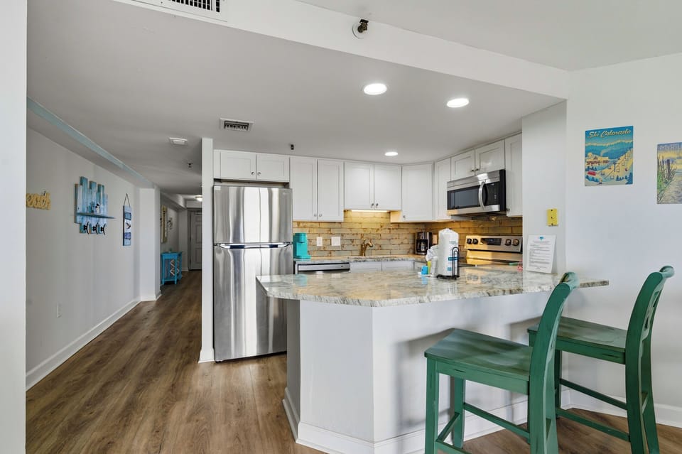 Kitchen peninsula with seating for 4