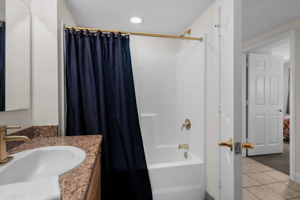 Guest bathroom 1