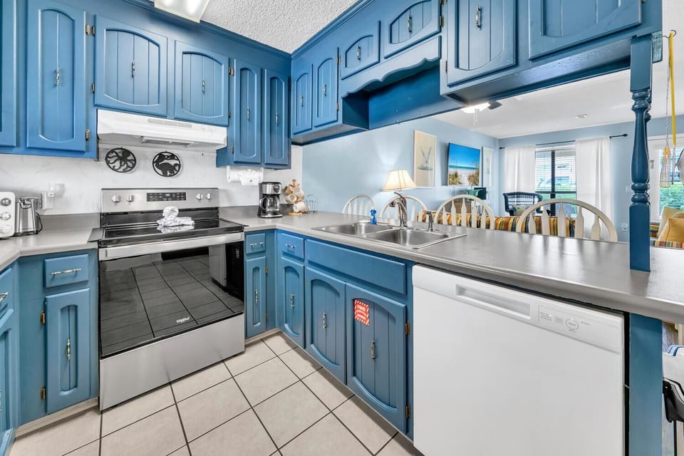 House, Multiple Beds (Laguna Beach Breeze) | Private kitchen