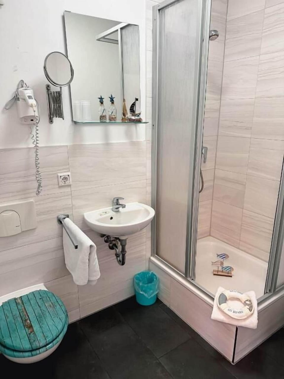 Economy Double Room, 1 Double Bed | Bathroom | Shower, free toiletries, hair dryer, towels