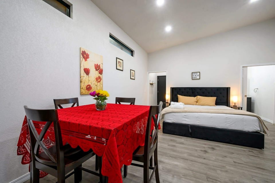 King studio suite comfort with kitchen area and dining space