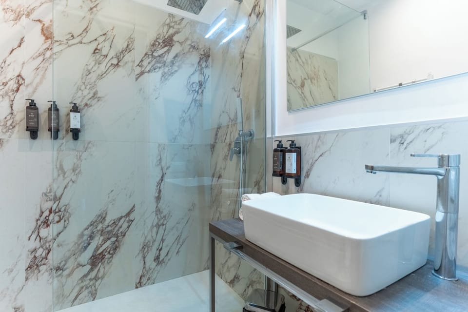 Comfort Double Room, City View | Bathroom | Shower, rainfall showerhead, free toiletries, hair dryer
