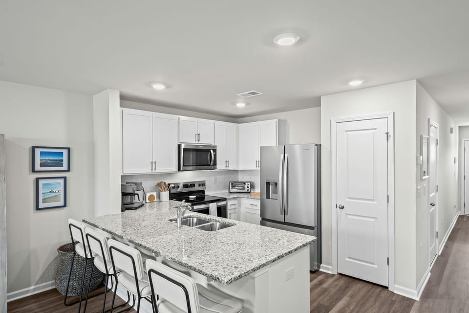 Fully-equipped kitchen with stainless steel appliances!