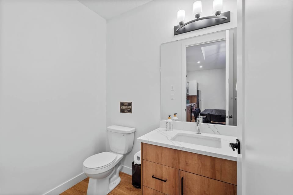 Luxurious Large 3 Bedroom Loft Saskatchewan Drive Apartment in Edmonton