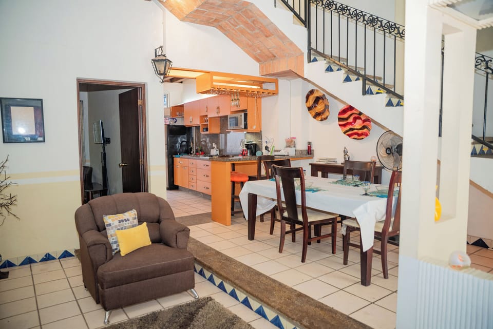 Deluxe House, 4 Bedrooms | Dining room