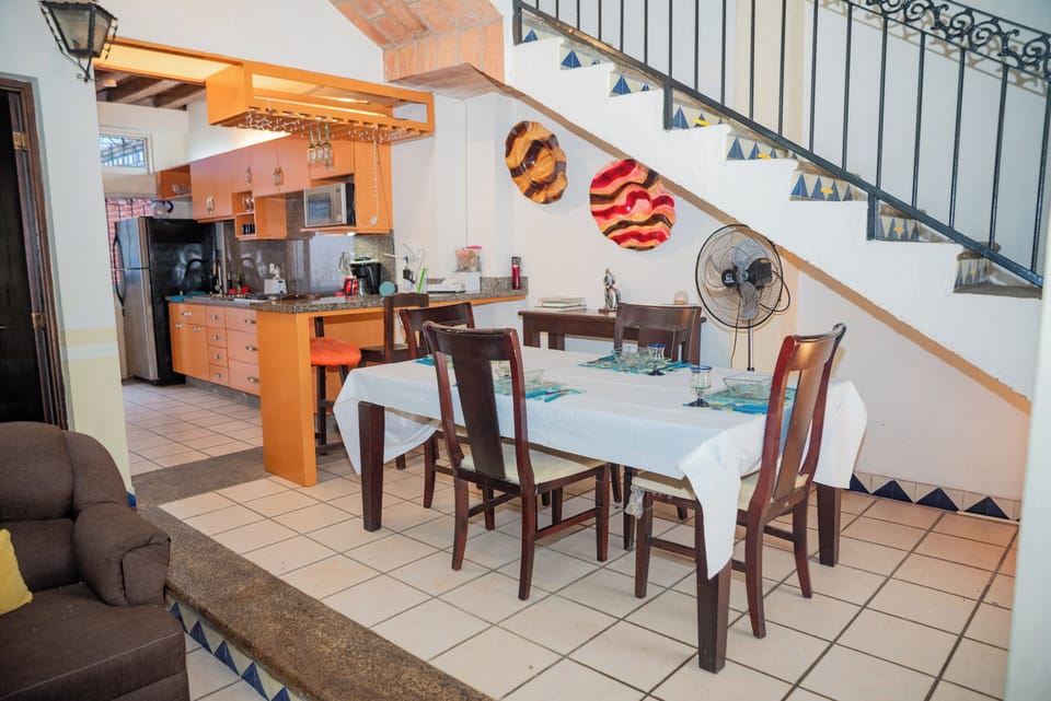 Deluxe House, 4 Bedrooms | Dining room