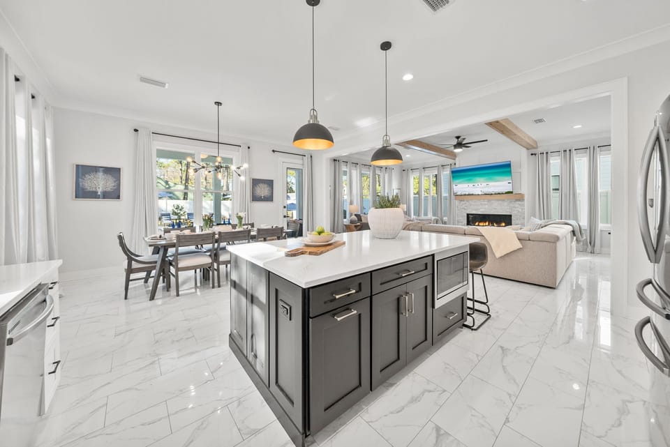 Fully equipped kitchen with ample space and everything you need. 