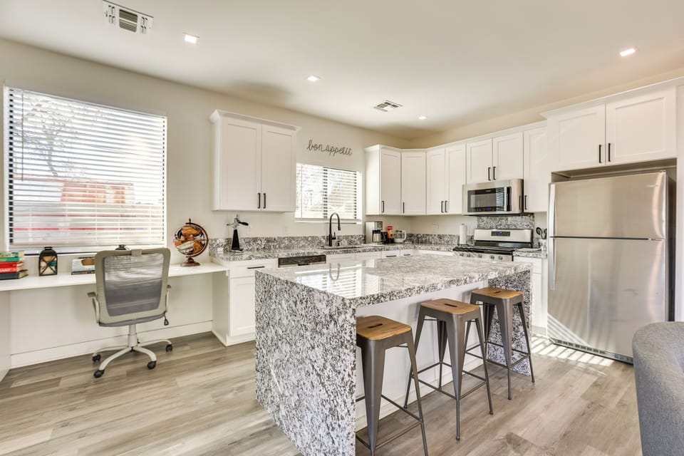 Kitchen | Workstation | Books | Free WiFi | Central Air Conditioning/Heat